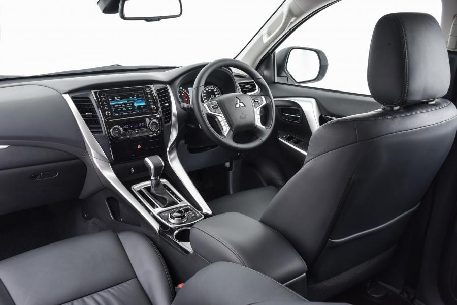Интерьер Mitsubishi Pajero Sport 2017 года  (ZA) (фото 14 из 29)